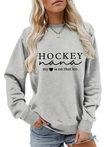 Detail eines hellgrauen Crewneck-Sweatshirts mit Hockey Nana-Print und Herz-Motiv