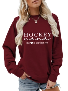 Detail eines burgunderroten Hockey Nana Sweatshirts mit weißem Aufdruck auf weichem Stoff