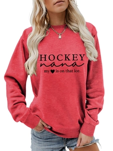 Detail eines roten Sweatshirts mit Rundhalsausschnitt und 'HOCKEY nana my' Herzaufdruck