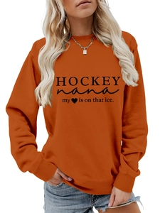Detail eines orangefarbenen Sweatshirts mit Hockey Nana My Heart Is On That Ice Aufdruck