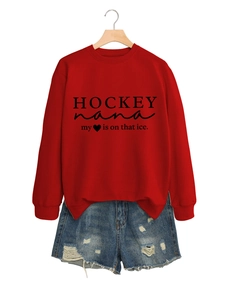 Rotes Hockey Nana My Sweatshirt mit Distressed Denim Shorts an Holzaufhänger
