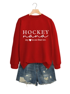Detail eines roten Hockey Nana Pullovers kombiniert mit distressed Denim-Shorts