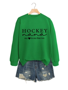 Detail eines grünen Hockey Nana Sweatshirts mit Textprint und Distressed-Denim-Shorts