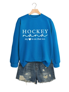Detail von marineblauem Sweatshirt mit Hockey Nana Aufdruck und zerrissenen Denim-Shorts
