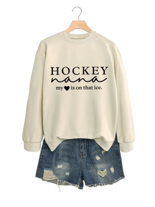 Detailansicht Hockey Nana My Sweatshirt mit zerrissenen Jeansshorts und Fransensaum