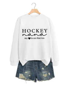 Detailaufnahme des weißen Hockey Nana Sweatshirts und der abgenutzten Denim-Shorts
