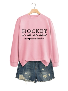 Detailaufnahme des rosa Hockey Nana Sweatshirts und der zerrissenen Jeans-Shorts Kombi