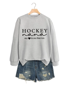 Flachbild von grauem Hockey Nana Sweatshirt mit Herzprint und Distressed-Denim-Shorts