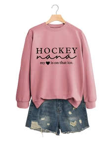 Detail von rosa Langarm-Sweatshirt mit Hockey Nana Print und Used-Look Denim Shorts