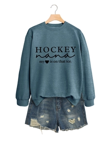 Detail des blaugrauen Hockey Nana Sweatshirts mit zerrissenen Denim-Shorts