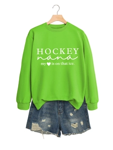 Detailansicht neongrüner Pullover mit Hockey Nana Aufdruck und weißem Slogan-Schriftzug
