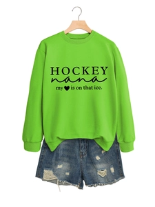 Detail von neongrünem Hockey Nana Sweatshirt mit Distressed Denim Shorts und Aufdruck