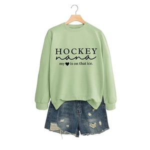 Hellgrünes Hockey Nana Sweatshirt mit Rundhalsausschnitt und zerrissenen Jeansshorts