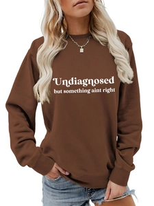 Detailansicht eines braunen Sweatshirts mit weißem künstlerischem Textdruck