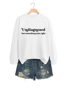 Flachbild von weißem Sweatshirt mit Slogan und blauen Jeansshorts im Distressed-Look