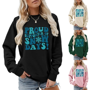 Détail de sweats d'hiver avec imprimé de neige en quatre couleurs différentes