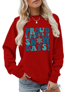Détail d'un sweat rouge avec imprimé bleu Proud Supporter of Snow Days en coton