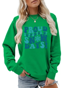 Détail d'un sweat vert en molleton avec texte graphique Proud Supporter Of Snow Days