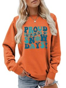 Détail du sweat orange à col rond avec imprimé bleu Proud Supporter of Snow Days