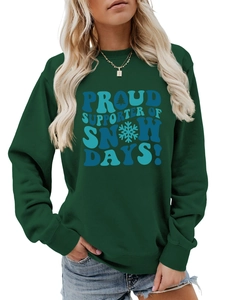 Détail du sweat vert foncé avec texte Snow Days et graphiques de flocons de neige