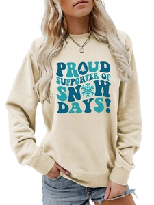Détail de la texture du tricot et de l'imprimé artistique de neige sur le sweat-shirt