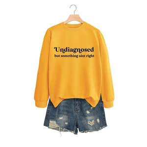 Gelbes Langarm-Sweatshirt mit schwarzem Slogan-Aufdruck auf schlichtem weißem Hintergrund