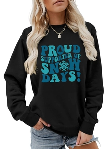 Détail du texte Proud Supporter of Snow Days et flocons sur le sweatshirt noir