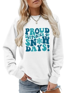 Détail d'un sweat blanc en coton avec l'imprimé bleu Proud Supporter of Snow Days