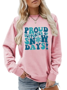 Détail d'un sweat rose à col rond avec imprimé rétro bleu Proud Supporter of Snow Days