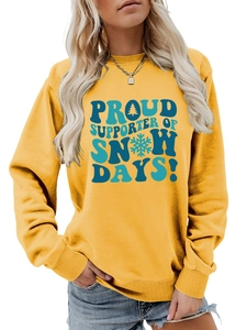Détail d'un sweat à col rond jaune vif avec texte bleu Proud Supporter of Snow imprimé