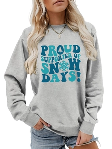 Détail du sweat gris à col rond avec imprimé Proud Supporter of Snow Days bleu