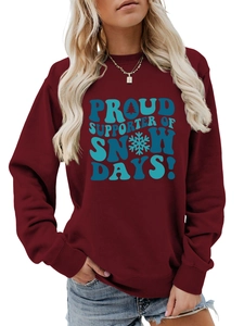 Détail du sweat-shirt bordeaux avec motif de flocon de neige et slogan de neige