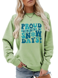 Détail du sweat vert clair avec imprimé artistique bleu Proud Supporter of Snow Days