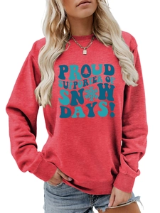 Détail du texte Proud Supporter of Snow Days et motif flocon sur sweatshirt rouge