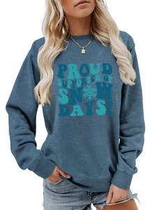 Détail de l'imprimé Proud Supporter of Snow Days sur ce sweat-shirt bleu mode