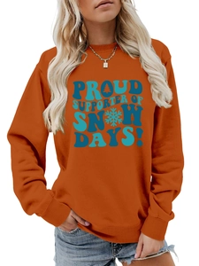 Détails des poignets côtelés et imprimé flocon sur le sweat d'hiver caramel