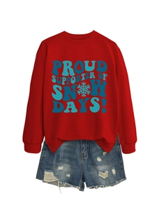 Détail du sweat rouge avec imprimé Proud Supporter of Snow Days et short en jean bleu délavé