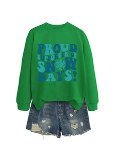 Détail du sweat vert avec texte Proud Supporter of Snow Days et motif de flocon de neige