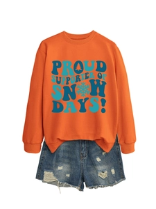 Ensemble sweat-shirt orange à imprimé neige et short en jean bleu avec détails usés