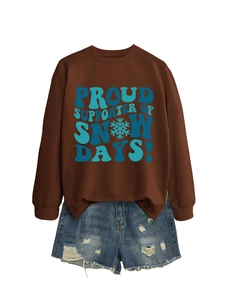 Détail du sweat marron avec imprimé Proud Supporter of Snow Days et short en jean