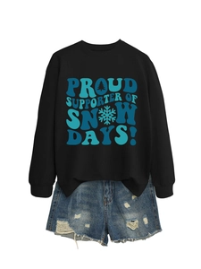 Détail du sweat avec texte Snow Days et short en jean usé avec bordures effilochées