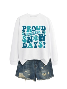 Détail de l'imprimé Proud Supporter of Snow Days sur sweat blanc et short en jean bleu