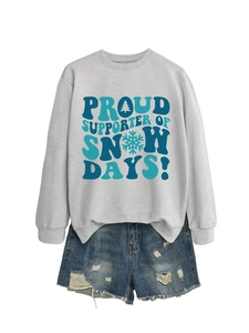 Détail du sweat gris avec texte 'Proud Supporter of Snow Days' et short en jean