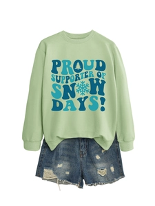 Détail du sweat vert imprimé neige et du short en jean vieilli pour enfants et ados