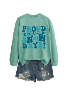 Mise à plat du sweat vert menthe avec motifs de neige et short en jean vieilli