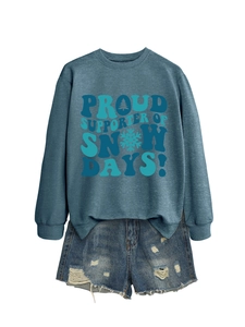 Gros plan du texte Proud Supporter of Snow Days et flocon sur le sweat-shirt bleu