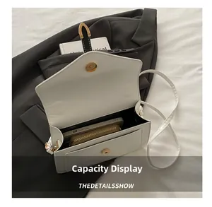 Capacité intérieure d'un sac bandoulière blanc avec téléphone et portefeuille inclus