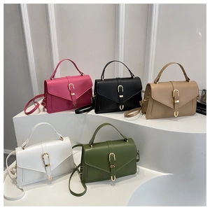 Sacs à bandoulière multicolores sur présentoir blanc avec détails en métal doré
