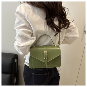 Détail d'un sac à main en cuir PU vert avocat avec fermoir en métal sur un modèle