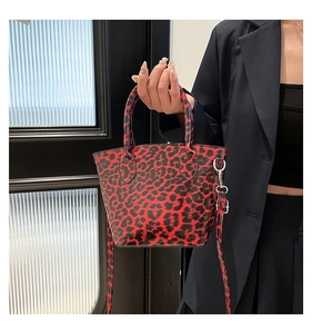 Dettaglio borsa tote leopardata rossa con doppi manici e tracolla staccabile